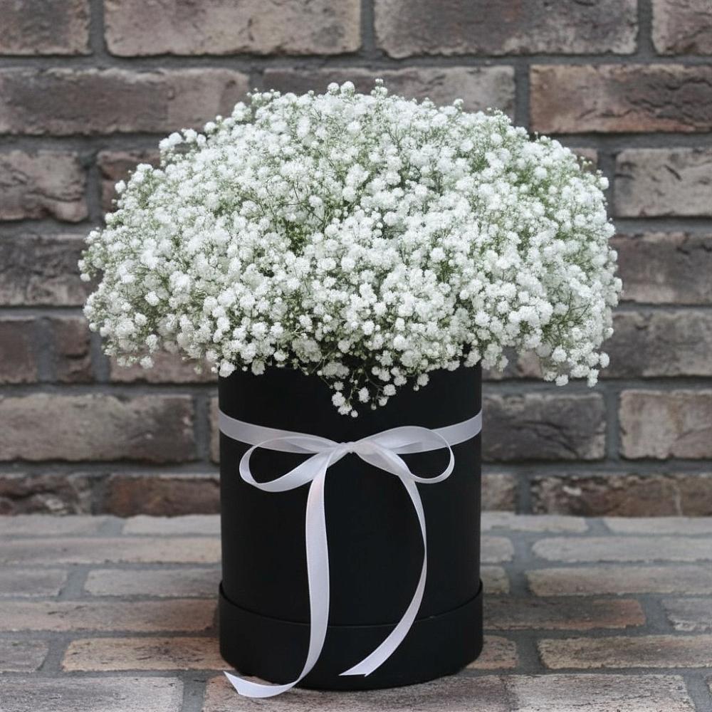 Цветочная композиция из Гипсофила в шляпной коробке в Верейке