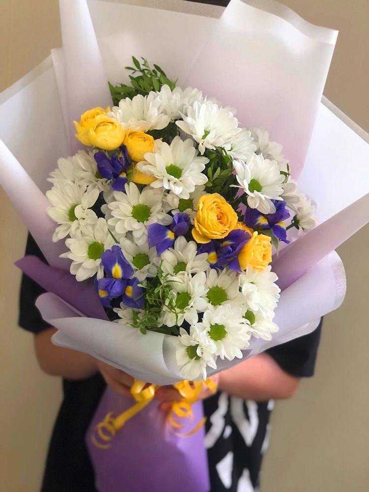 Букет цветов из: Ирисы, Хризантемы и Розы в Верейке