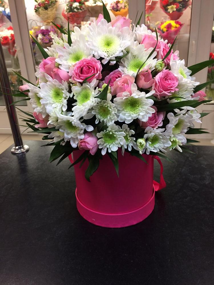 Цветочная композиция из Розы и Хризантемы в шляпной коробке в Верейке