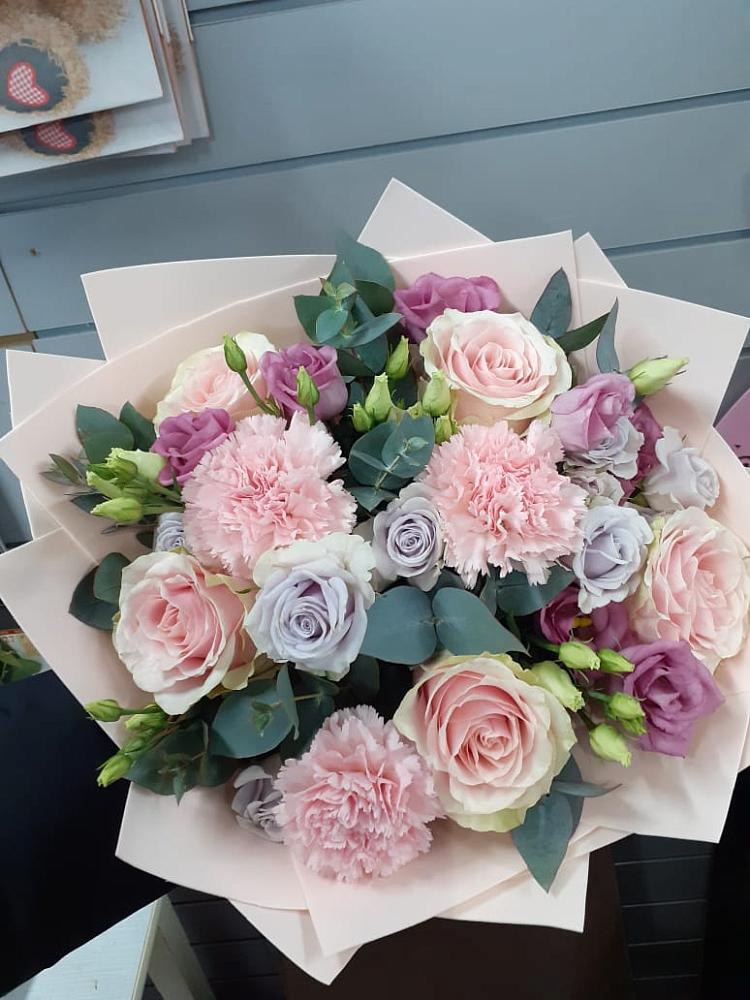 Букет цветов из: Розы, Гвоздики и Лизиантусы в Верейке